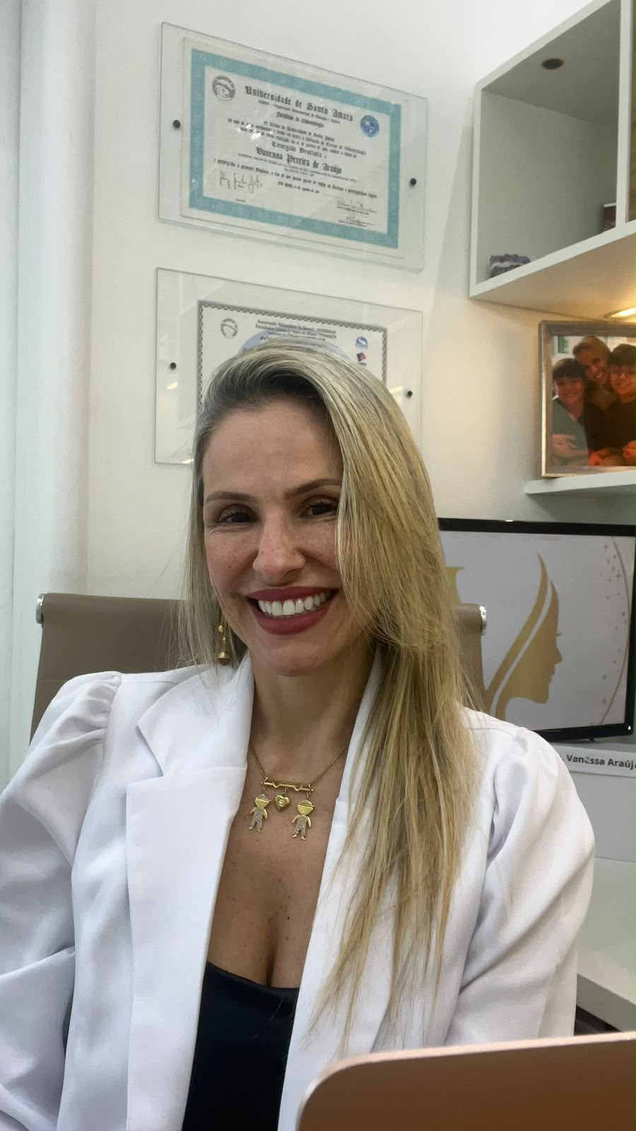 Dra. Vanessa Araújo em seu consultório de harmonização facial no Campo Belo, São Paulo